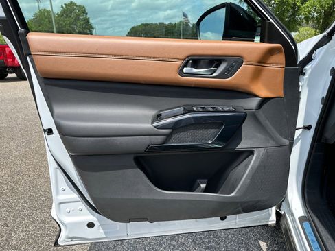 New 2026 Nissan Pathfinder Platinum FWD image 8