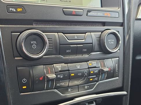 Used 2018 Ford Explorer XLT w/ Equipment Group 202A AWD/4WD image 17