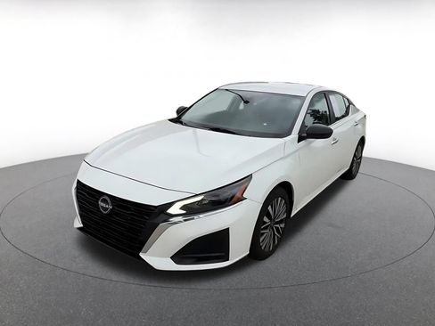 Used 2025 Nissan Altima 2.5 SV FWD image 7