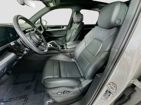 Certified 2025 Porsche Cayenne AWD/4WD image 5
