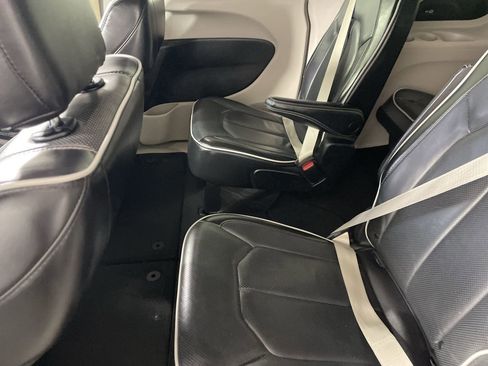 Used 2023 Chrysler Pacifica Limited image 23