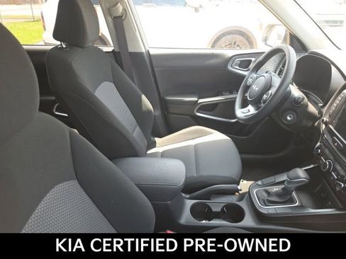 Certified 2025 Kia Soul LX w/ LX Technology Package FWD image 8