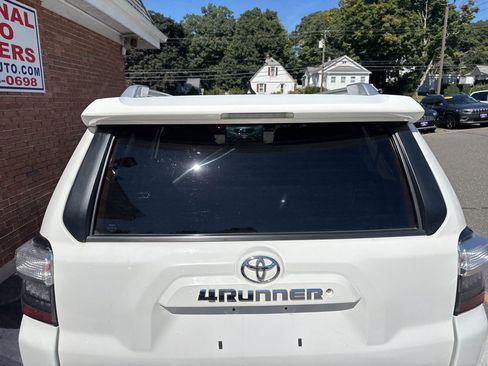 Used 2018 Toyota 4Runner SR5 AWD/4WD image 9