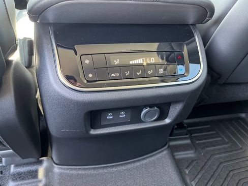 Used 2025 Nissan Armada SV AWD/4WD image 16