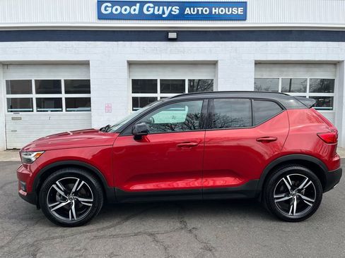 Used 2019 Volvo XC40 T5 R-Design image 1