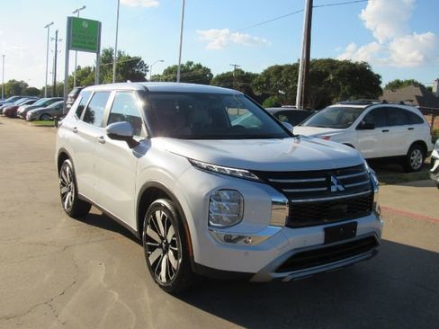 Used 2025 Mitsubishi Outlander SE image 4