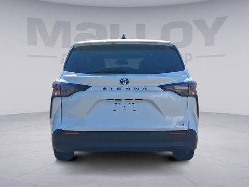 Used 2023 Toyota Sienna XLE FWD image 4