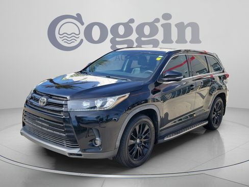 Used 2019 Toyota Highlander SE FWD image 1