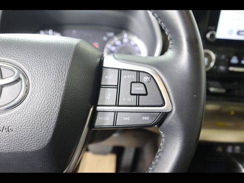 Used 2023 Toyota Highlander XLE image 23