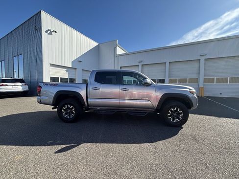 Used 2018 Toyota Tacoma TRD Off-Road w/ Technology Package AWD/4WD image 8