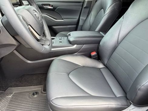 Used 2025 Toyota Highlander XLE FWD image 13