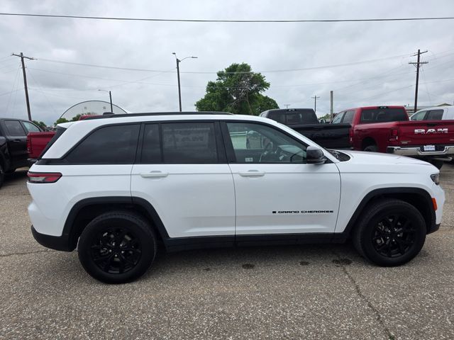 Used 2024 Jeep Grand Cherokee Altitude AWD/4WD image 9