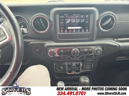 Used 2018 Jeep Wrangler Unlimited Sahara AWD/4WD image 18