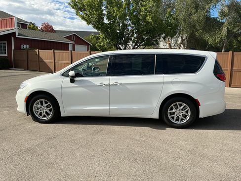 Used 2023 Chrysler Pacifica Touring-L FWD image 8