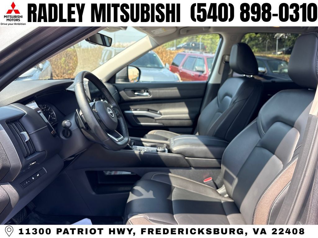 Used 2023 Nissan Pathfinder SL AWD/4WD image 3