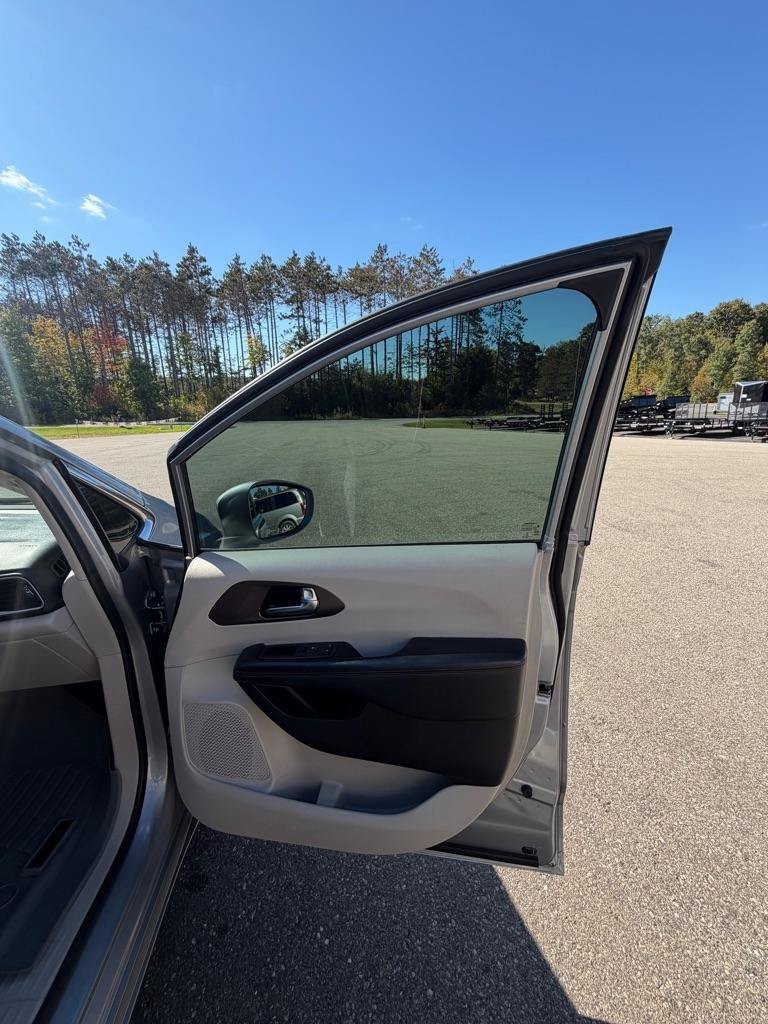 Used 2019 Chrysler Pacifica Touring-L FWD image 20