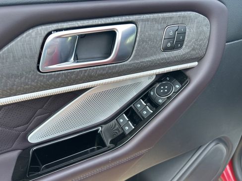 Used 2025 Ford Explorer Platinum w/ Ultimate Package image 23