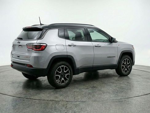 Used 2025 Jeep Compass Trailhawk image 6