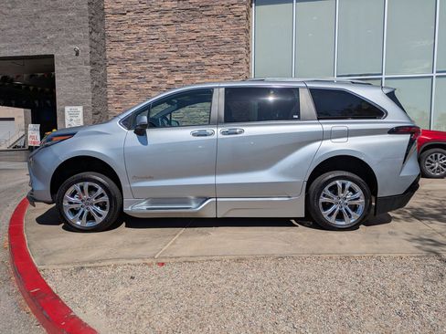 Used 2024 Toyota Sienna Platinum FWD image 2
