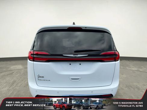 Used 2023 Chrysler Pacifica Touring-L FWD image 6
