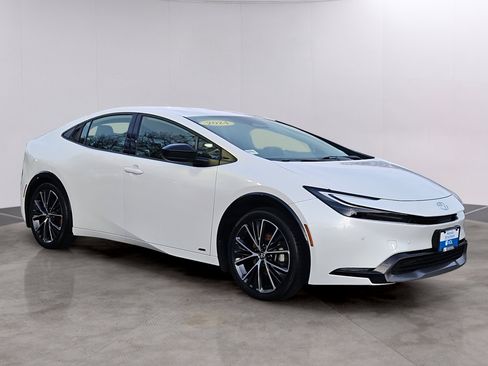 Used 2024 Toyota Prius XLE image 3