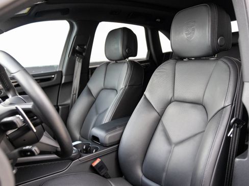 Certified 2025 Porsche Macan image 5