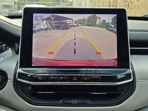 Used 2025 Jeep Compass Limited image 19