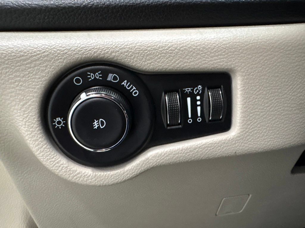 Used 2022 Chrysler Pacifica Limited AWD/4WD image 25