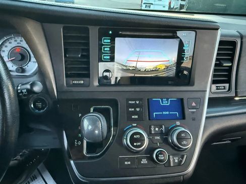 Used 2015 Toyota Sienna SE Premium image 37