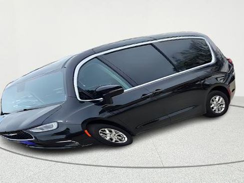 Used 2024 Chrysler Pacifica Touring-L image 3