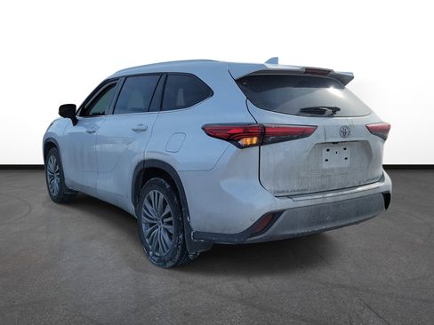 Used 2023 Toyota Highlander L image 3