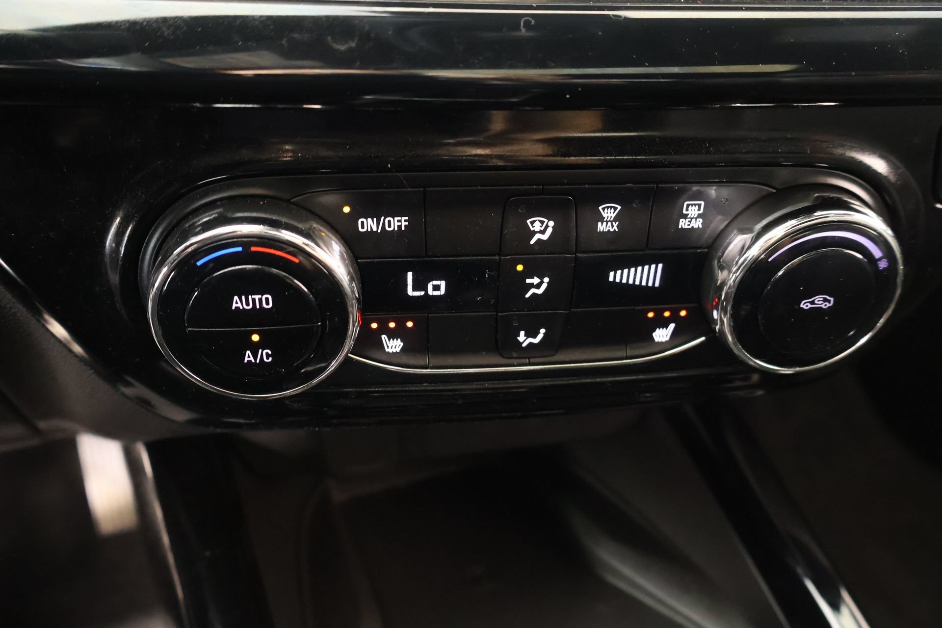 Used 2025 Chevrolet Trax RS w/ Sunroof Package FWD image 7