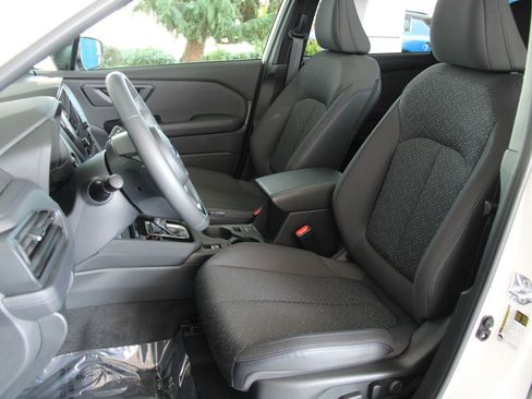 Used 2025 Subaru Forester Premium image 29