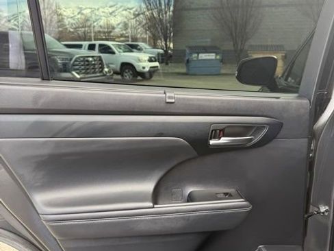 Used 2023 Toyota Highlander XLE image 35