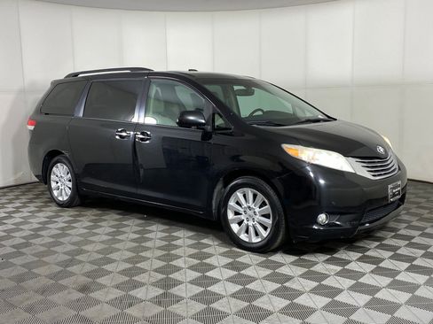 Used 2011 Toyota Sienna Limited w/ Premium Pkg image 7