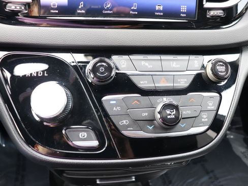 Used 2025 Chrysler Pacifica Select FWD image 32