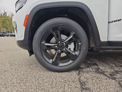 New 2025 Jeep Grand Cherokee Limited w/ Luxury Tech Group II image 31