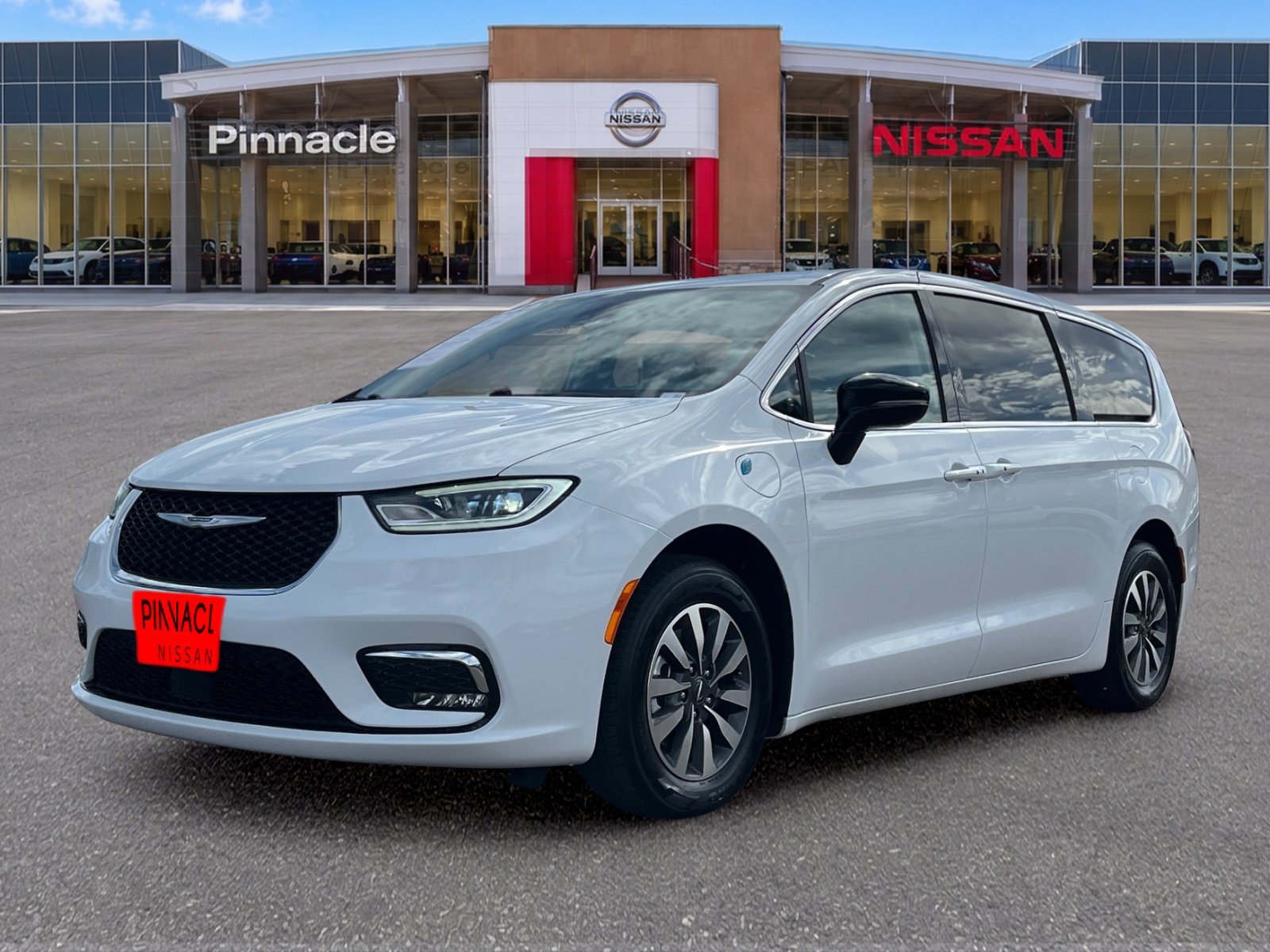 Used 2024 Chrysler Pacifica Limited FWD image 2