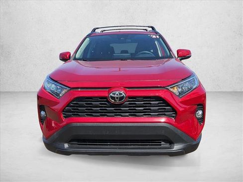 Used 2021 Toyota RAV4 XLE w/ Convenience Package FWD image 2