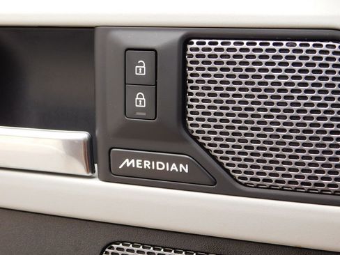 Used 2024 Land Rover Defender 90 S image 23