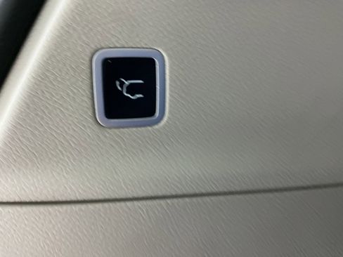 Used 2020 Chrysler Pacifica Touring-L FWD image 43