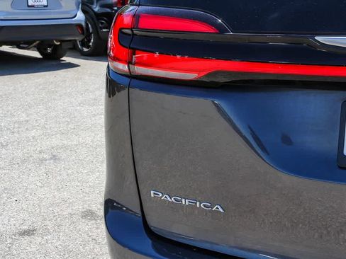Used 2022 Chrysler Pacifica Pinnacle FWD image 11