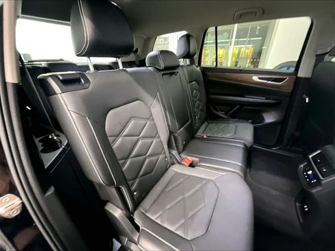 Used 2025 Volkswagen Atlas SE AWD/4WD image 16