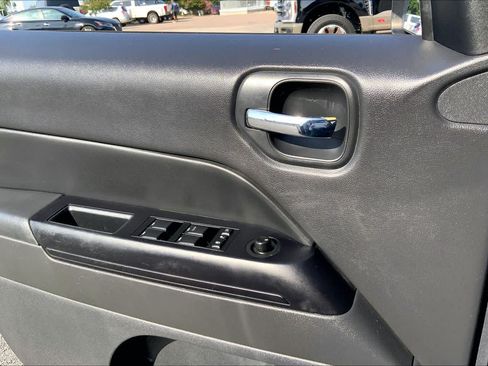 Used 2012 Jeep Patriot Latitude FWD image 30