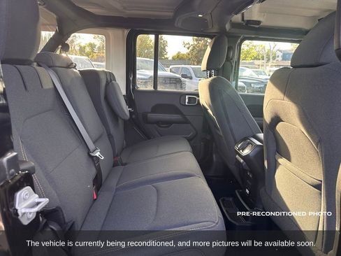 Used 2025 Jeep Wrangler Unlimited Sahara w/ Safety Group AWD/4WD image 15