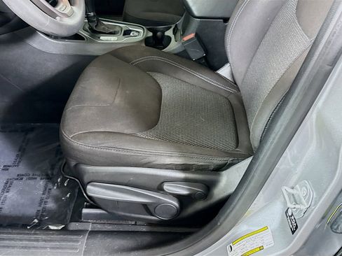 Used 2021 Jeep Cherokee Latitude FWD image 23