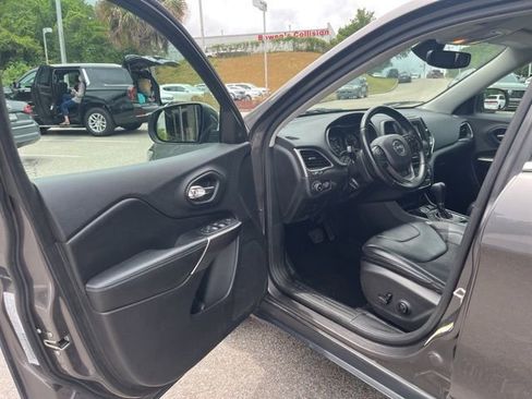 Used 2019 Jeep Cherokee Latitude Plus w/ Comfort/Convenience Group FWD image 4