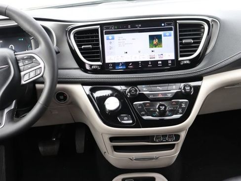 Used 2024 Chrysler Pacifica Select image 16