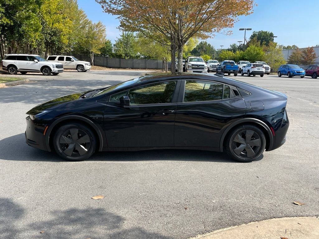 Used 2025 Toyota Prius LE FWD image 4