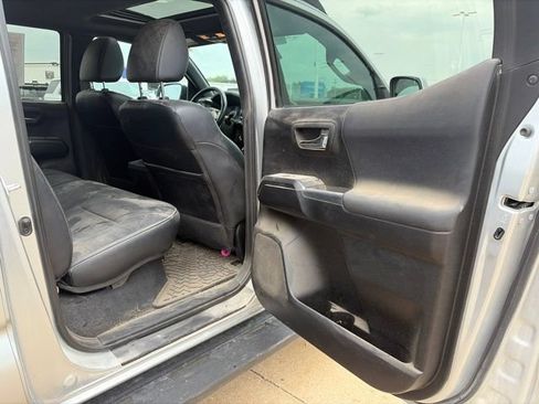 Used 2022 Toyota Tacoma TRD Off-Road w/ TRD Premium Off Road Package AWD/4WD image 20